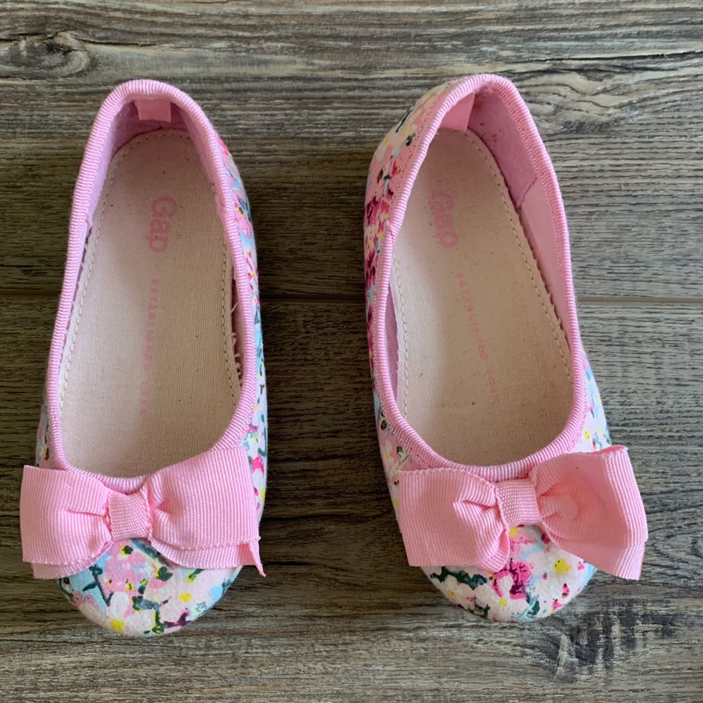 Toddler girls size 8 ballet flats.